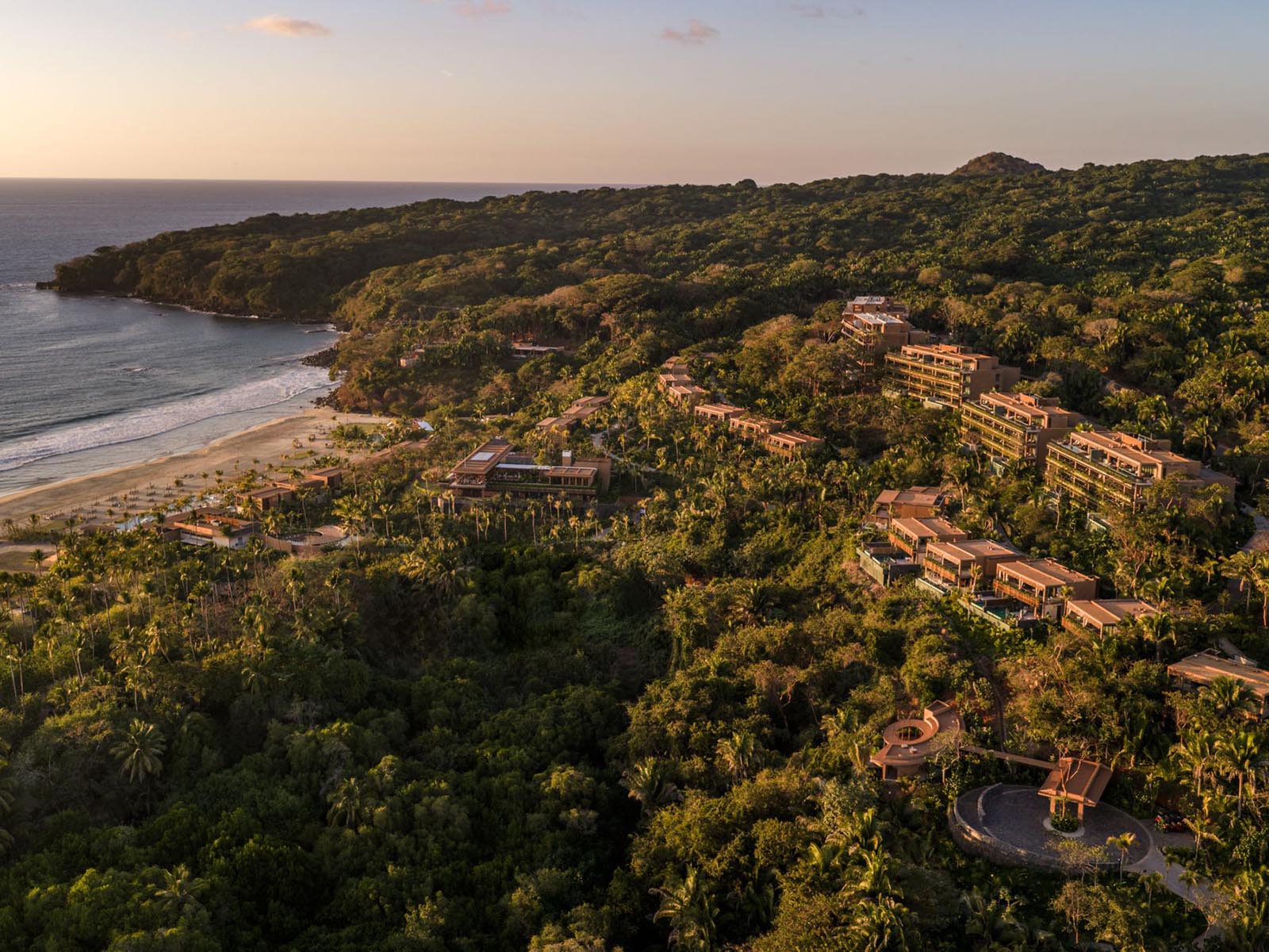 Vista aérea de Siari entre la selva y la costa del Pacífico al atardecer