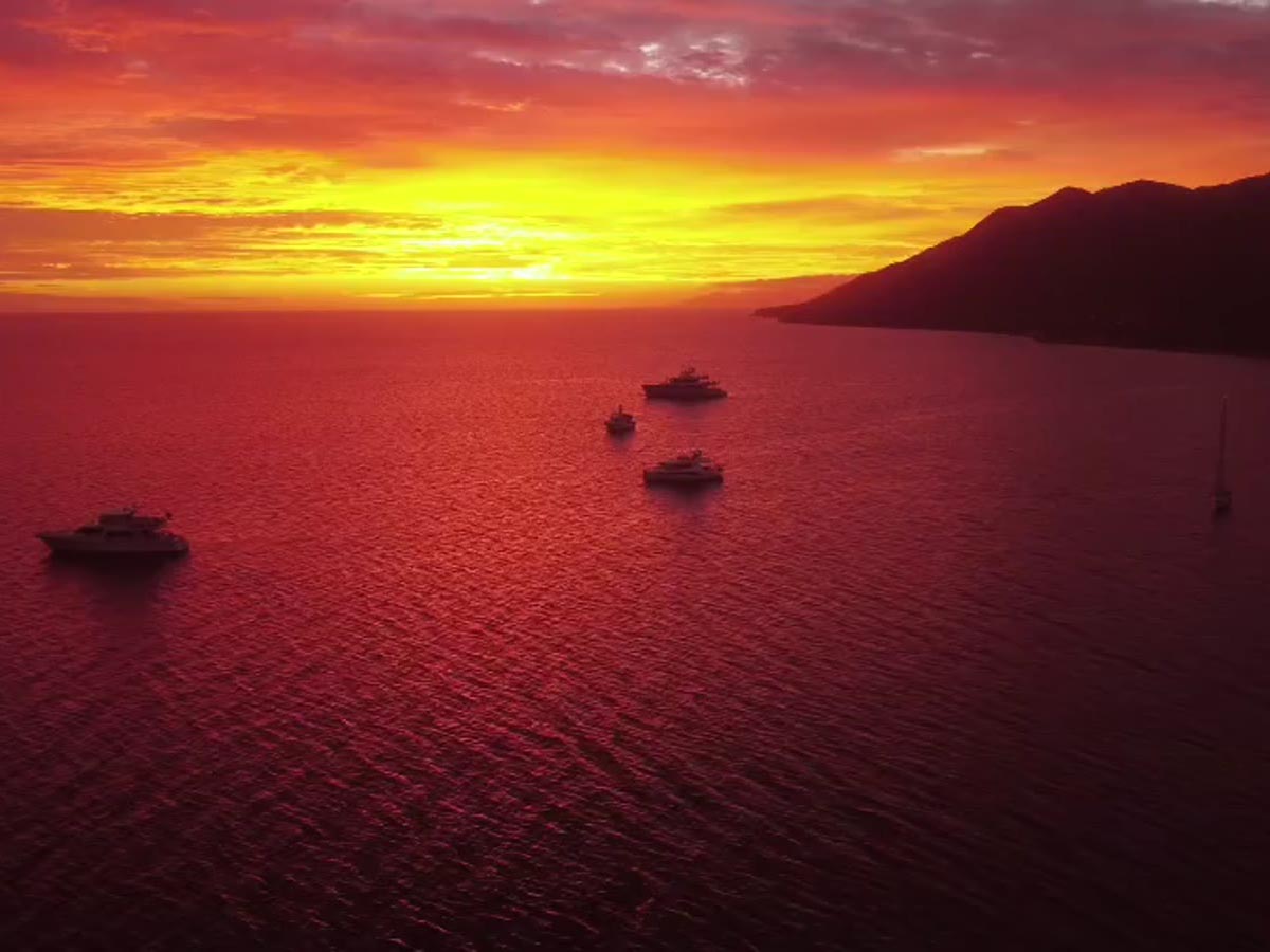 Embarcaciones al atardecer en Bahía Magdalena