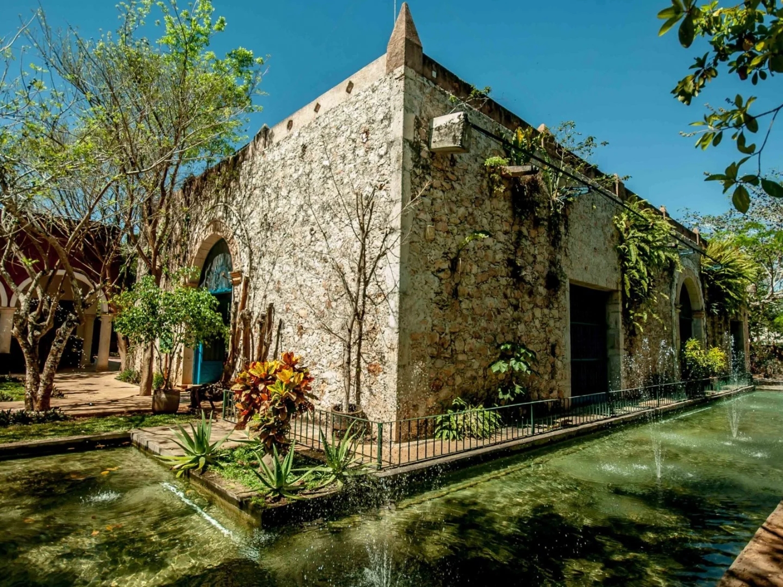 Hacienda histórica de piedra con jardines y fuentes en Yucatán